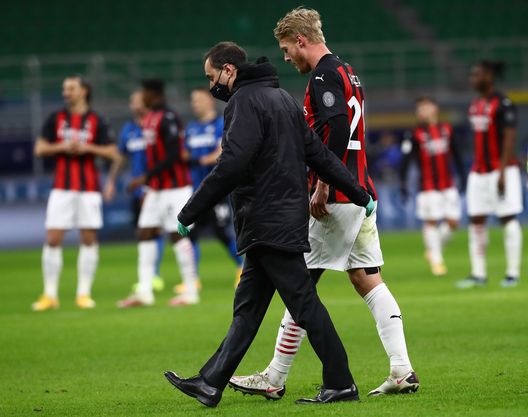 MILAN, ITALY - JANUARY 26: Simon Kjaer of AC Milan walk off with an injury during the Coppa Italia match between FC Internazionale and AC Milan at Stadio Giuseppe Meazza on January 26, 2021 in Milan, Italy. Sporting stadiums around Italy remain under strict restrictions due to the Coronavirus Pandemic as Government social distancing laws prohibit fans inside venues resulting in games being played behind closed doors. (Photo by Marco Luzzani/Getty Images) MILAN, ITALY - JANUARY 26: Simon Kjaer of AC Milan walk off with an injury during the Coppa Italia match between FC Internazionale and AC Milan at Stadio Giuseppe Meazza on January 26, 2021 in Milan, Italy. Sporting stadiums around Italy remain under strict restrictions due to the Coronavirus Pandemic as Government social distancing laws prohibit fans inside venues resulting in games being played behind closed doors. (Photo by Marco Luzzani/Getty Images)