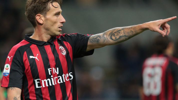 MILAN, ITALY - OCTOBER 21: Lucas Biglia of AC Milan gestures during the Serie A match between FC Internazionale and AC Milan at Stadio Giuseppe Meazza on October 21, 2018 in Milan, Italy. (Photo by Emilio Andreoli/Getty Images) Il Milan perde Biglia per infortunio: problema alla schiena, c’è José Mauri - immagine 1