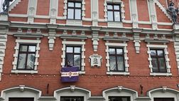 FOTO VN – Una bandiera viola “issata” a Piazza del Municipio a Riga