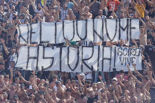 FLORENCE, ITALY - SEPTEMBER 03: Fans of Juventus during the Serie A match between ACF Fiorentina and Juventus at Stadio Artemio Franchi on September 3, 2022 in Florence, Italy. (Photo by Gabriele Maltinti/Getty Images) Cori antisemiti in Fiorentina-Juventus: arriva il Daspo per due tifosi- immagine 2