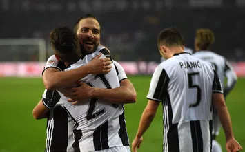  TURIN, ITALY - DECEMBER 11: Gonzalo Higuain (R) and Paulo Dybala of Juventus FC celebrate victory at the end of the Serie A match between FC Torino and Juventus FC at Stadio Olimpico di Torino on December 11, 2016 in Turin, Italy. (Photo by Valerio Pennicino/Getty Images)