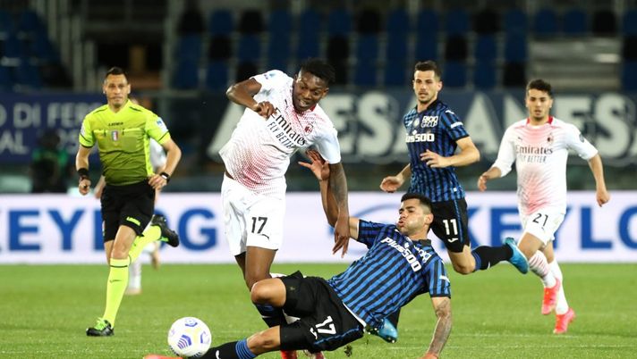 BERGAMO, ITALY - MAY 23: Rafael Leao of A.C. Milan is tackled by Cristian Romero of Atalanta B.C. during the Serie A match between Atalanta BC and AC Milan at Gewiss Stadium on May 23, 2021 in Bergamo, Italy. Sporting stadiums around Italy remain under strict restrictions due to the Coronavirus Pandemic as Government social distancing laws prohibit fans inside venues resulting in games being played behind closed doors. (Photo by Marco Luzzani/Getty Images) BERGAMO, ITALY - MAY 23: Rafael Leao of A.C. Milan is tackled by Cristian Romero of Atalanta B.C. during the Serie A match between Atalanta BC and AC Milan at Gewiss Stadium on May 23, 2021 in Bergamo, Italy. Sporting stadiums around Italy remain under strict restrictions due to the Coronavirus Pandemic as Government social distancing laws prohibit fans inside venues resulting in games being played behind closed doors. (Photo by Marco Luzzani/Getty Images)