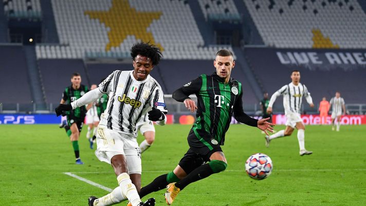 TURIN, ITALY - NOVEMBER 24: Juan Cuadrado of Juventus F.C. and Marcel Heister of Ferencvaros battle for the ball during the UEFA Champions League Group G stage match between Juventus and Ferencvaros Budapest at Allianz Stadium on November 24, 2020 in Turin, Italy. Sporting stadiums around Italy remain under strict restrictions due to the Coronavirus Pandemic as Government social distancing laws prohibit fans inside venues resulting in games being played behind closed doors. (Photo by Valerio Pennicino/Getty Images) TURIN, ITALY - NOVEMBER 24: Juan Cuadrado of Juventus F.C. and Marcel Heister of Ferencvaros battle for the ball during the UEFA Champions League Group G stage match between Juventus and Ferencvaros Budapest at Allianz Stadium on November 24, 2020 in Turin, Italy. Sporting stadiums around Italy remain under strict restrictions due to the Coronavirus Pandemic as Government social distancing laws prohibit fans inside venues resulting in games being played behind closed doors. (Photo by Valerio Pennicino/Getty Images)