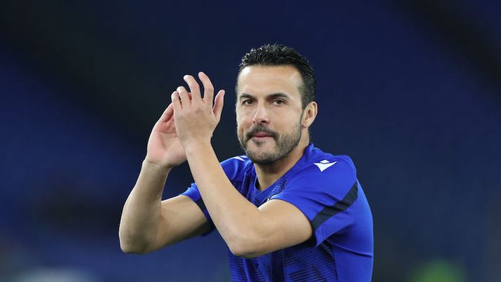 ROME, ITALY - FEBRUARY 24: Pedro of SS Lazio warms up ahead of the UEFA Europa League Knockout Round Play-Offs Leg Two match between Lazio Roma and FC Porto at Olimpico Stadium on February 24, 2022 in Rome, Italy. (Photo by Paolo Bruno/Getty Images) Lazio-Venezia, con un giallo scatta la squalifica per questi sei: da Pedro a Caldara - immagine 1