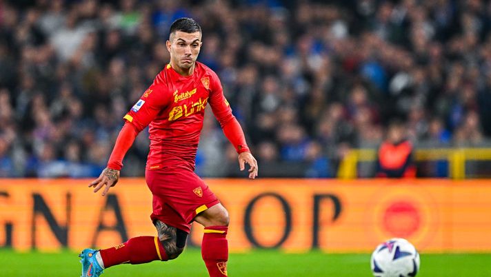GENOA, ITALY - NOVEMBER 12: Gabriel Strefezza of Lecce is seen in action during the Serie A match between UC Sampdoria and US Lecce at Stadio Luigi Ferraris on November 12, 2022 in Genoa, Italy. (Photo by Simone Arveda/Getty Images) Colombo, Maleh, Strefezza, Banda, Di Francesco: tutto sulla formazione del Lecce - immagine 1