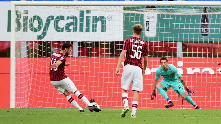 MILAN, ITALY - JUNE 28:  Hakan Calhanoglu of AC Milan scores his first goal on penalty during the Serie A match between AC Milan and  AS Roma at Stadio Giuseppe Meazza on June 28, 2020 in Milan, Italy.  (Photo by Pier Marco Tacca/Getty Images) 