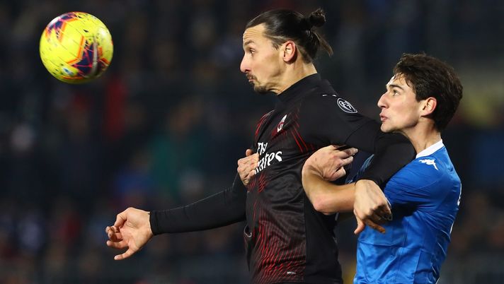 BRESCIA, ITALY - JANUARY 24:  Zlatan Ibrahimovic of AC Milan competes for the ball with Andrea Cistana of Brescia Calcio during the Serie A match between Brescia Calcio and AC Milan at Stadio Mario Rigamonti on January 24, 2020 in Brescia, Italy.  (Photo by Marco Luzzani/Getty Images) 