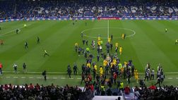 Il Barcellona vince il derby e lo scudetto, ma i tifosi dell’Espanyol rovinano la festa