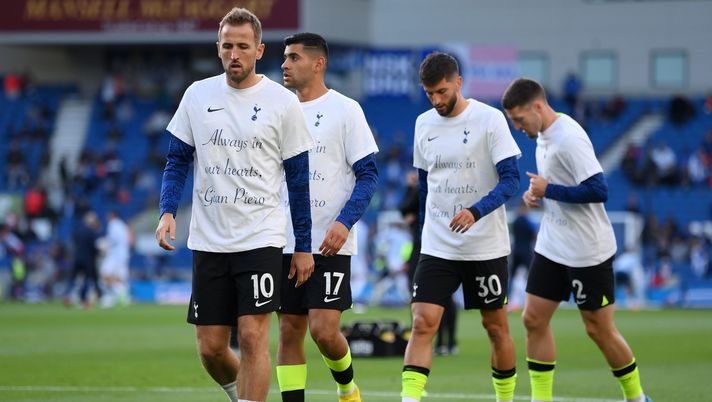 BRIGHTON, ENGLAND - OCTOBER 08: Harry Kane of Tottenham Hotspur warms up wearing a t-shirt dedicated to former Tottenham Hotspur fitness coach Gian Piero Ventrone prior to the Premier League match between Brighton & Hove Albion and Tottenham Hotspur at American Express Community Stadium on October 08, 2022 in Brighton, England. (Photo by Mike Hewitt/Getty Images) Il Tottenham ricorda Ventrone nel riscaldamento: “Sempre nei nostri cuori” - immagine 1
