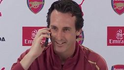 VIDEO / Arsenal, squilla il cellulare di Emery in conferenza: “Scusi John, siamo a lavoro”