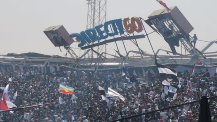 Colo Colo, tifosi allo stadio a caricare la squadra per il derby: ma la tribuna crolla… Colo Colo, tifosi allo stadio a caricare la squadra per il derby: ma la tribuna crolla… - immagine 1