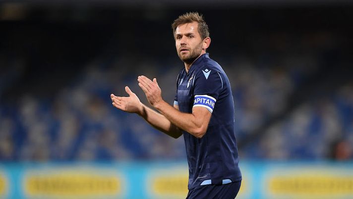 NAPLES, ITALY - JANUARY 21: Senad Lulic of SS Lazio gestures during the Coppa Italia match between SSC Napoli and SS Lazio at Stadio San Paolo on January 21, 2020 in Naples, Italy. (Photo by Francesco Pecoraro/Getty Images) Lulic saluta la Lazio: “Non ho avuto modo di continuare con voi”. E c’è un altro addio - immagine 1