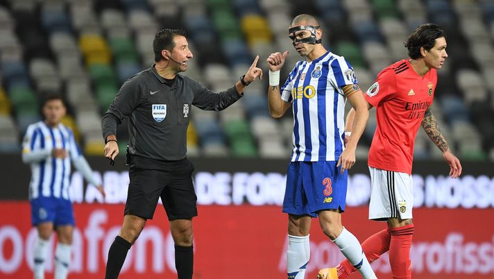 AVEIRO, PORTUGAL - DECEMBER 23: Match referee, Hugo Miguel speaks with Pepe of FC Porto during the Portuguese Super Cup final between FC Porto and SL Benfica at Estadio Municipal de Aveiro on December 23, 2020 in Aveiro, Portugal. Sporting stadiums around Portugal remain under strict restrictions due to the Coronavirus Pandemic as Government social distancing laws prohibit fans inside venues resulting in games being played behind closed doors. (Photo by Octavio Passos/Getty Images) AVEIRO, PORTUGAL - DECEMBER 23: Match referee, Hugo Miguel speaks with Pepe of FC Porto during the Portuguese Super Cup final between FC Porto and SL Benfica at Estadio Municipal de Aveiro on December 23, 2020 in Aveiro, Portugal. Sporting stadiums around Portugal remain under strict restrictions due to the Coronavirus Pandemic as Government social distancing laws prohibit fans inside venues resulting in games being played behind closed doors. (Photo by Octavio Passos/Getty Images)