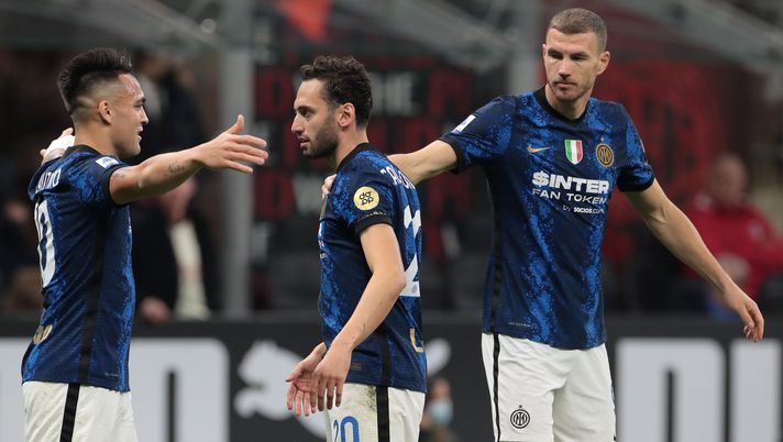 MILAN, ITALY - NOVEMBER 07: Hakan Calhanoglu of FC Internazionale celebrates after scoring his team's first goal with teammates Lautaro Martinez and Edin Dzeko during the Serie A match between AC Milan and FC Internazionale at Stadio Giuseppe Meazza on November 07, 2021 in Milan, Italy. (Photo by Emilio Andreoli - Inter/Inter via Getty Images) Inter-Sampdoria, le formazioni ufficiali: Lukaku dalla panchina, coppia Dzeko-Lautaro - immagine 1