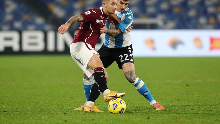NAPLES, ITALY - DECEMBER 23: Adam Marusic of SS Lazio holds off Giovanni Di Lorenzo of S.S.C. Napoli during the Serie A match between SSC Napoli and Torino FC at Stadio Diego Armando Maradona on December 23, 2020 in Naples, Italy. Sporting stadiums around Italy remain under strict restrictions due to the Coronavirus Pandemic as Government social distancing laws prohibit fans inside venues resulting in games being played behind closed doors. (Photo by Francesco Pecoraro/Getty Images) NAPLES, ITALY - DECEMBER 23: Adam Marusic of SS Lazio holds off Giovanni Di Lorenzo of S.S.C. Napoli during the Serie A match between SSC Napoli and Torino FC at Stadio Diego Armando Maradona on December 23, 2020 in Naples, Italy. Sporting stadiums around Italy remain under strict restrictions due to the Coronavirus Pandemic as Government social distancing laws prohibit fans inside venues resulting in games being played behind closed doors. (Photo by Francesco Pecoraro/Getty Images)