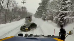 VIDEO / Incidente sulla neve: auto spezzata in due