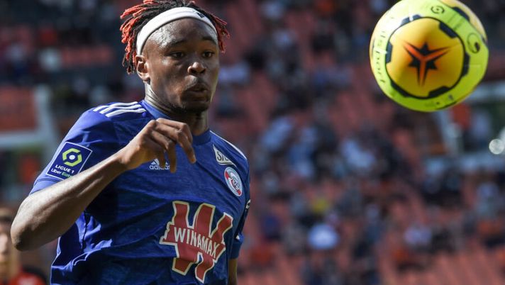 Strasbourg's French defender Mohamed Simakan controls the ball during L1 football match between Lorient (FC Lorient ) and Strasbourg (RCSA) at at Le Moustoir Stadium in Lorient, western France on August 23, 2020. (Photo by Sebastien SALOM-GOMIS / AFP) (Photo by SEBASTIEN SALOM-GOMIS/AFP via Getty Images) Milan, intesa con Koné e Simakan: si tratta coi due club per il doppio acquisto - immagine 1