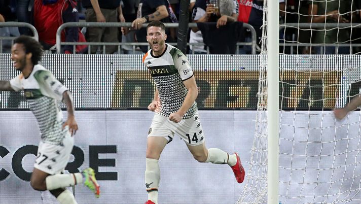 CAGLIARI, ITALY - OCTOBER 01: Gianluca Busio of Venezia celebrates his goal 1-1 during the Serie A match between Cagliari Calcio v Venezia FC at Sardegna Arena on October 01, 2021 in Cagliari, Italy. (Photo by Enrico Locci/Getty Images) Pagelle Cagliari – Venezia 1-1: Busio all’ultimo respiro regala il pari agli ospiti – Voti Fantacalcio - immagine 1