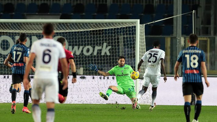 BERGAMO, ITALY - MARCH 03: Simy Nwankwo of F.C. Crotone  scores their team's first goal past Marco Sportiello of Atalanta BC  during the Serie A match between Atalanta BC  and FC Crotone at Gewiss Stadium on March 03, 2021 in Bergamo, Italy. Sporting stadiums around Italy remain under strict restrictions due to the Coronavirus Pandemic as Government social distancing laws prohibit fans inside venues resulting in games being played behind closed doors. (Photo by Emilio Andreoli/Getty Images) 
