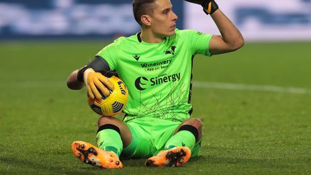 BERGAMO, ITALY - NOVEMBER 28: Marco Silvestri of Hellas Verona F.C. reacts during the Serie A match between Atalanta BC and Hellas Verona FC at Gewiss Stadium on November 28, 2020 in Bergamo, Italy. Football Stadiums around Europe remain empty due to the Coronavirus Pandemic as Government social distancing laws prohibit fans inside venues resulting in fixtures being played behind closed doors. (Photo by Emilio Andreoli/Getty Images) BERGAMO, ITALY - NOVEMBER 28: Marco Silvestri of Hellas Verona F.C. reacts during the Serie A match between Atalanta BC and Hellas Verona FC at Gewiss Stadium on November 28, 2020 in Bergamo, Italy. Football Stadiums around Europe remain empty due to the Coronavirus Pandemic as Government social distancing laws prohibit fans inside venues resulting in fixtures being played behind closed doors. (Photo by Emilio Andreoli/Getty Images)