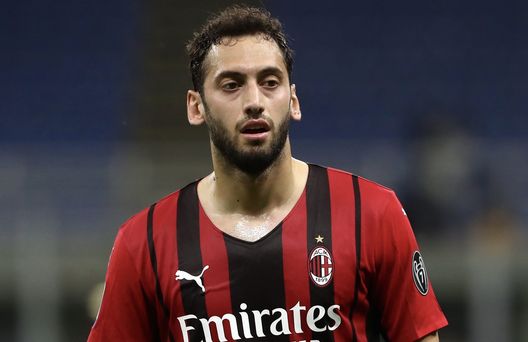  Hakan Calhanoglu (centrocampista Milan), qui durante Milan-Cagliari 0-0 (Serie A 2020-2021) | News (Getty Images) 