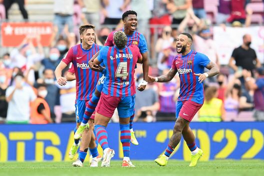 BARCELONA, SPAIN - SEPTEMBER 26: Ansu Fati of FC Barcelona celebrates with his team mates after scoring his team's third goal during the LaLiga Santander match between FC Barcelona and Levante UD at Camp Nou on September 26, 2021 in Barcelona, Spain. (Photo by David Ramos/Getty Images) BARCELONA, SPAIN - SEPTEMBER 26: Ansu Fati of FC Barcelona celebrates with his team mates after scoring his team's third goal during the LaLiga Santander match between FC Barcelona and Levante UD at Camp Nou on September 26, 2021 in Barcelona, Spain. (Photo by David Ramos/Getty Images)