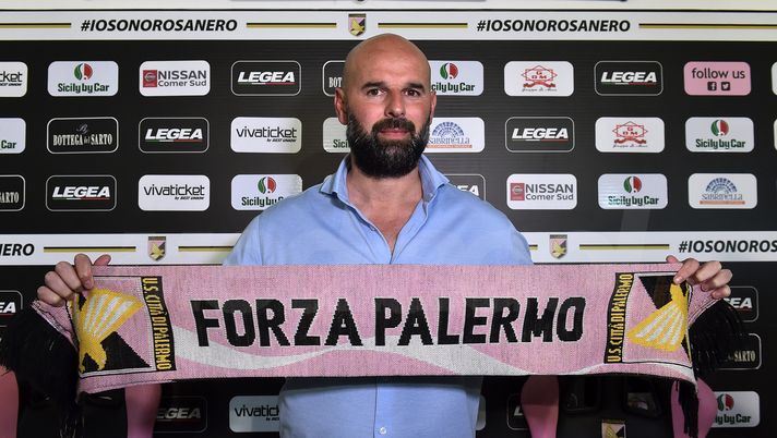PALERMO, ITALY - APRIL 29: Roberto Stellone, new head coach of US Citta' di Palermo, poses before a press conference at Carmelo Onorato training center on April 29, 2018 in Palermo, Italy. (Photo by Tullio M. Puglia/Getty Images) PALERMO, ITALY - APRIL 29: Roberto Stellone, new head coach of US Citta' di Palermo, poses before a press conference at Carmelo Onorato training center on April 29, 2018 in Palermo, Italy. (Photo by Tullio M. Puglia/Getty Images)