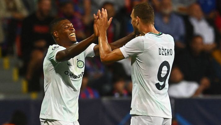 Inter Milan's Dutch midfielder Denzel Dumfries (L) celebrates scoring his team's second goal with Inter Milan's Bosnian forward Edin Dzeko during the UEFA Champions League Group C football match between Viktoria Plzen and Inter Milan in Plzen, Czech Republic, on September 13, 2022. (Photo by Michal Cizek / AFP) (Photo by MICHAL CIZEK/AFP via Getty Images) Inter, CorSport: “Dzeko garanzia europea: non va esclusa questa opzione quando torna Lukaku” - immagine 1