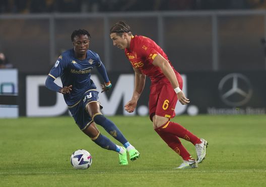 LECCE, ITALY - OCTOBER 17: Federico Baschirotto of Lecce competes for the ball with Christian Kouamè of Fiorentina during the Serie A match between US Lecce and ACF Fiorentina at Stadio Via del Mare on October 17, 2022 in Lecce, Italy. (Photo by Maurizio Lagana/Getty Images) QS: “Un solo punto, ma tanta, troppa paura. Kouamè evita il baratro”- immagine 2