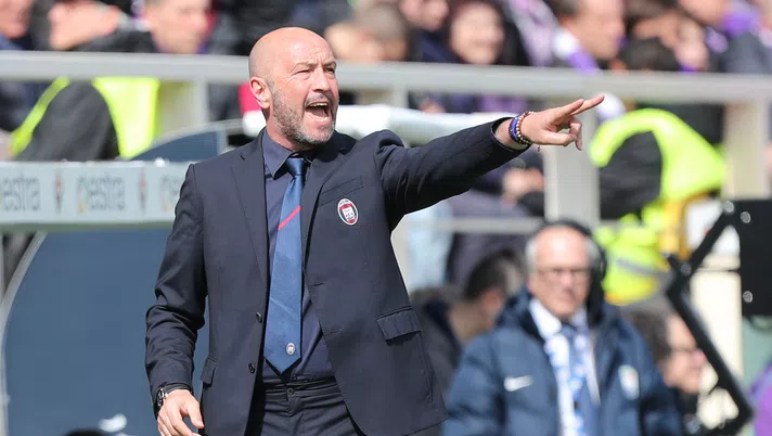 FLORENCE, ITALY - MARCH 31: Walter Zenga manager of FC Crotone shouts instructions to his players during the serie A match between ACF Fiorentina and FC Crotone at Stadio Artemio Franchi on March 31, 2018 in Florence, Italy. (Photo by Gabriele Maltinti/Getty Images)