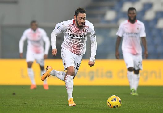 Hakan Calhanoglu, numero 10 del Milan, in azione al Mapei Stadium di Reggio Emilia, casa del Sassuolo Hakan Calhanoglu, numero 10 del Milan, in azione al Mapei Stadium di Reggio Emilia, casa del Sassuolo