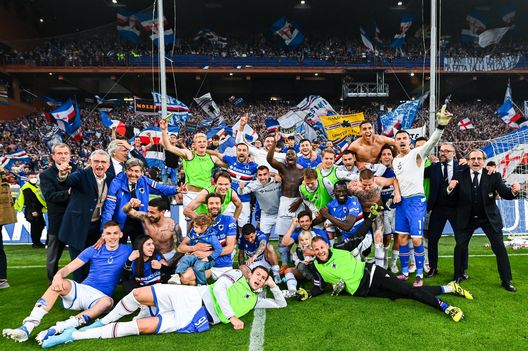 GENOA, ITALY - APRIL 30: Players of Sampdoria celebrate after the Serie A match between UC Sampdoria and Genoa CFC at Stadio Luigi Ferraris on April 30, 2022 in Genoa, Italy. (Photo by Getty Images) Giampaolo prepara lo scherzetto ai viola con il “muro Samp”- immagine 2