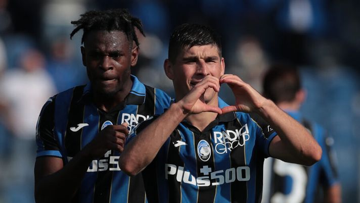 BERGAMO, ITALY - OCTOBER 24: Ruslan Malinovskyi of Atalanta BC celebrates with his team-mate Duvan Zapata after scoring the opening goal during the Serie A match between Atalanta BC and Udinese Calcio at Gewiss Stadium on October 24, 2021 in Bergamo, Italy. (Photo by Emilio Andreoli/Getty Images) Malinovskyi, inizio di stagione sull’altalena: non fate questo errore al fanta - immagine 1