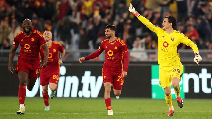 ROME, ITALY - FEBRUARY 22: Mile Svilar of AS Roma celebrates after victory in the penalty shoot out following the UEFA Europa League 2023/24 knockout round play-offs second leg match between AS Roma and Feyenoord at Stadio Olimpico on February 22, 2024 in Rome, Italy. (Photo by Paolo Bruno/Getty Images) ‘RADIO PENSIERI’, VOCALELLI: “La Roma meritava di vincere prima dei rigori” - immagine 1