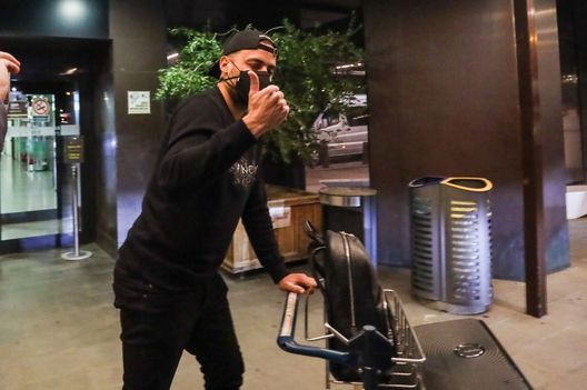 GERMOGLI PH: 27 GENNAIO 2022 FIRENZE AEROPORTO AMERIGO VESPUCCI PERETOLA ARRIVO DEL NUOVO GIOCATORE DELLA FIORENTINA ARTHUR CABRAL FOTO – Cabral è a Firenze: le prime immagini dell’attaccante- immagine 2
