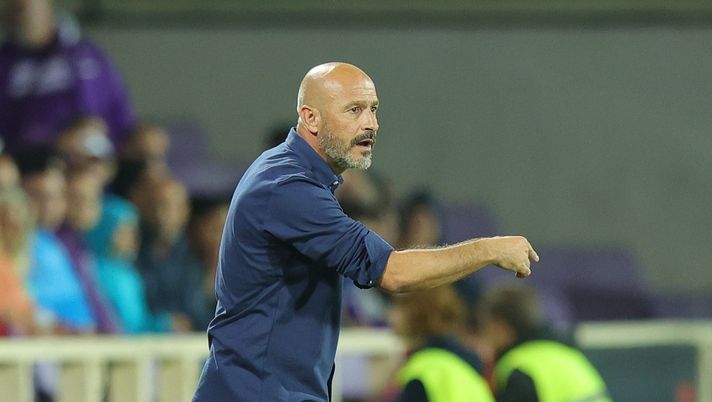 FLORENCE, ITALY - AUGUST 18: Vincenzo Italiano manager of ACF Fiorentina gestures during the UEFA Europa Conference League 2022/23 Play-offs First Leg match between ACF Fiorentina and FC Twente at Artemio Franchi on August 18, 2022 in Florence, Italy. (Photo by Gabriele Maltinti/Getty Images) italiano