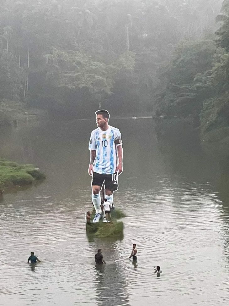 India, la gigantografia di Messi sorge in mezzo al fiume…- immagine 2