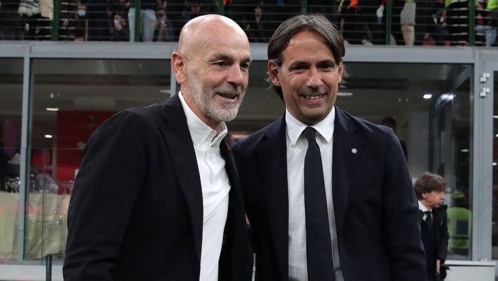 MILAN, ITALY - NOVEMBER 07: (L-R) head coach of AC Milan Stefano Pioli and head coach of FC Internazionale Simone Inzaghi before the Serie A match between AC Milan and FC Internazionale at Stadio Giuseppe Meazza on November 07, 2021 in Milan, Italy. (Photo by Emilio Andreoli - Inter/Inter via Getty Images) Serie A, Pioli e Inzaghi in coro: “La Juve può ancora vincere” - immagine 1
