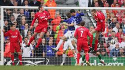 Derby del Merseyside, il rosso Peter Crouch elogia i tifosi dell’Everton: “Grandi con Duncan Ferguson”