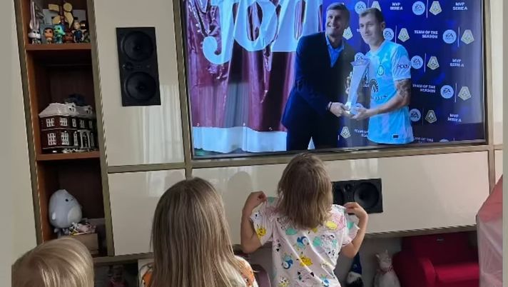 Barella miglior centrocampista, premiato da Zanetti. Orgoglio a casa sua davanti alla tv - immagine 1