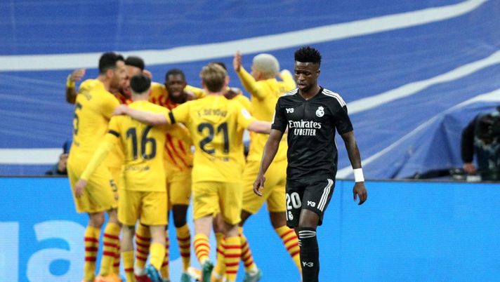 MADRID, SPAIN - MARCH 20: Vinicius Junior of Real Madrid reacts after his side concede their first goal during the LaLiga Santander match between Real Madrid CF and FC Barcelona at Estadio Santiago Bernabeu on March 20, 2022 in Madrid, Spain. (Photo by Gonzalo Arroyo Moreno/Getty Images) El Clasico senza appello 0-4