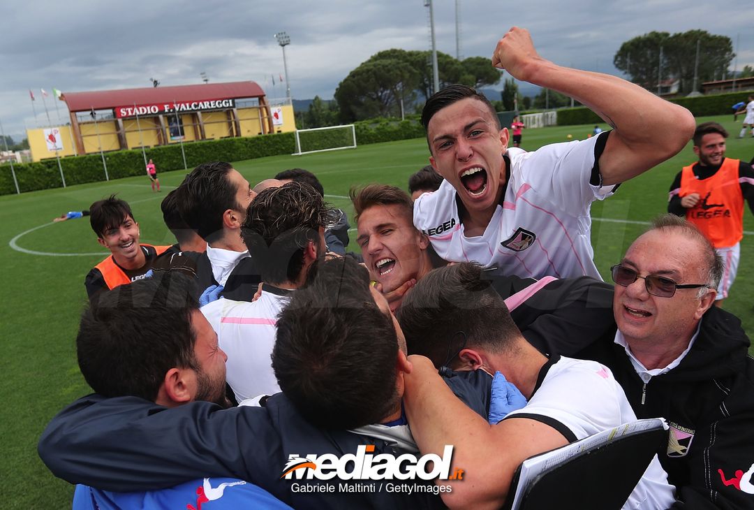  FLORENCE, ITALY - MAY 16: Players of US Citta' di Palermo U19 celebrate the victory during the SuperCoppa primavera 2 match between Novara U19 and US Citta di Palermo U19 at Centro Tecnico Federale di Coverciano on May 16, 2018 in Florence, Italy.  (Photo by Gabriele Maltinti/Getty Images) 