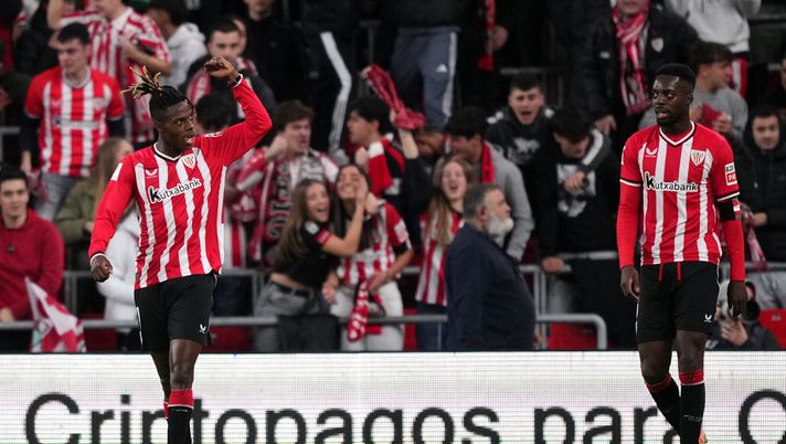 BILBAO, SPAIN - DECEMBER 16: Nico Williams of Athletic Club (L) celebrates after scoring their team's second goal during the LaLiga EA Sports match between Athletic Bilbao and Atletico Madrid at Estadio de San Mames on December 16, 2023 in Bilbao, Spain. (Photo by Juan Manuel Serrano Arce/Getty Images) Coppa del Re, e se la finale fosse Athletic Bilbao-Real Sociedad? È già capitato - immagine 1