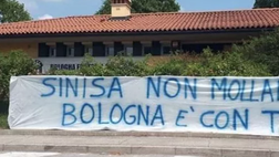Bologna, tifosi appendono striscione per Mihajlovic: “Sinisa non mollare”