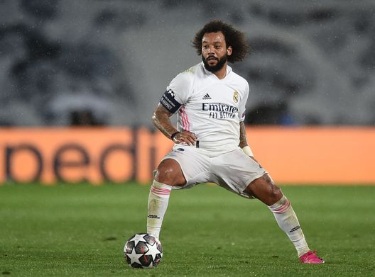 MADRID, SPAIN - APRIL 27: Marcelo of Real Madrid controls the ball during the UEFA Champions League Semi Final First Leg match between Real Madrid and Chelsea FC at Estadio Alfredo Di Stefano on April 27, 2021 in Madrid, Spain. Sporting stadiums around Spain remain under strict restrictions due to the Coronavirus Pandemic as Government social distancing laws prohibit fans inside venues resulting in games being played behind closed doors. (Photo by Denis Doyle/Getty Images)(Photo by Denis Doyle/Getty Images Marcelo, quinto “aggiornamento” al tatuaggio Champions: adesso arriva quasi al ginocchio… - immagine 1