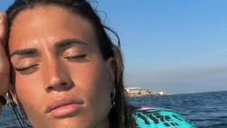 Carolina Marcialis, tintarella in mezzo al mare. Relax e surf per lady Cassano