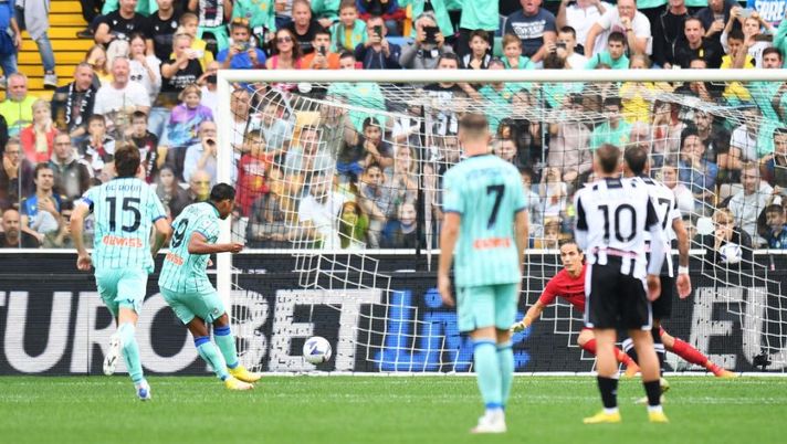 UDINE, ITALY - OCTOBER 09: Luis Muriel of Atalanta BC scores their side's second goal from a penalty during the Serie A match between Udinese Calcio and Atalanta BC at Dacia Arena on October 09, 2022 in Udine, Italy. (Photo by Alessandro Sabattini/Getty Images) Atalanta, Muriel spazza via i dubbi sul rigorista: è ancora davanti a Koopmeiners - immagine 1