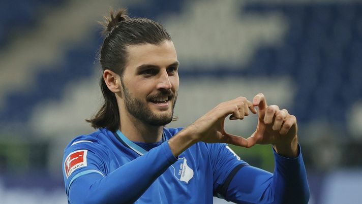 SINSHEIM, GERMANY - DECEMBER 07: Florian Grillitsch of Hoffenheim celebrates his team's second goal during the Bundesliga match between TSG Hoffenheim and FC Augsburg at PreZero-Arena on December 07, 2020 in Sinsheim, Germany. Sporting stadiums around Germany remain under strict restrictions due to the Coronavirus Pandemic as Government social distancing laws prohibit fans inside venues resulting in games being played behind closed doors. (Photo by Ronald Wittek - Pool/Getty Images) Tempo di colpi “a zero”: Grillitsch, Mertens & co, da stasera saranno liberi - immagine 1