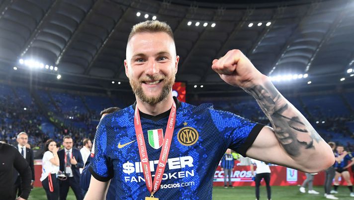 ROME, ITALY - MAY 11: Milan Skriniar of FC Internazionale celebrates after victory in the Coppa Italia Final match between Juventus and FC Internazionale at Stadio Olimpico on May 11, 2022 in Rome, Italy. (Photo by Francesco Pecoraro/Getty Images) Inter, Sky: “Nodo legato a Skriniar e il PSG. Ma un colpo in difesa ci sarà a prescindere” - immagine 1