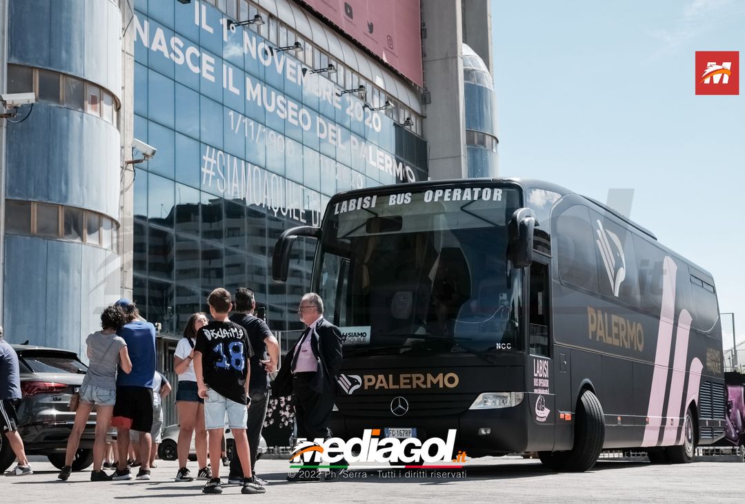 FOTO Reggina-Palermo, i rosanero di Corini in partenza dal “Renzo Barbera” (Gallery)- immagine 1